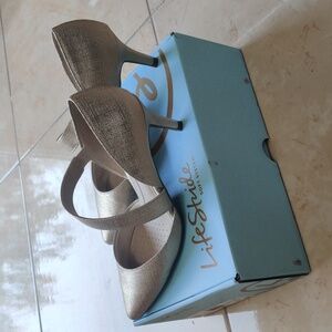 Lifestride Women's Suki Pump in Light